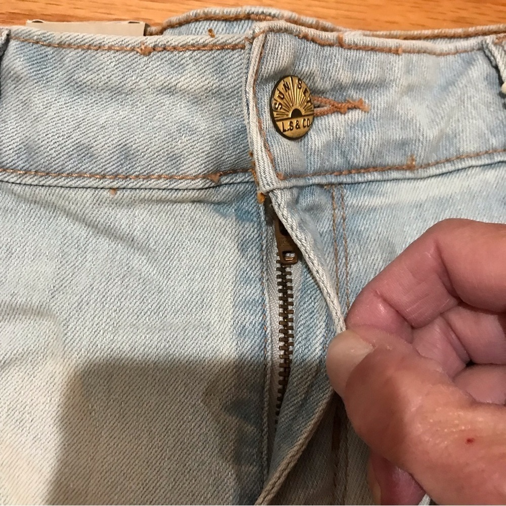▪️LEVI’S Mid Rise Denim Shorts - Picture 2 of 9